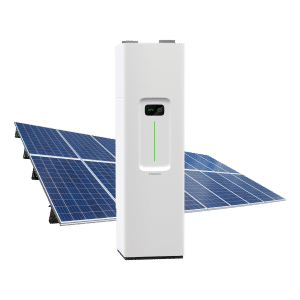 Comfortzone frånluftsvärmepump framför solpaneler.