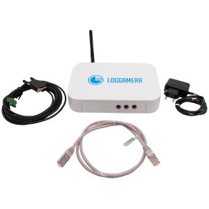 Mätbox med kablar och nätadapter.