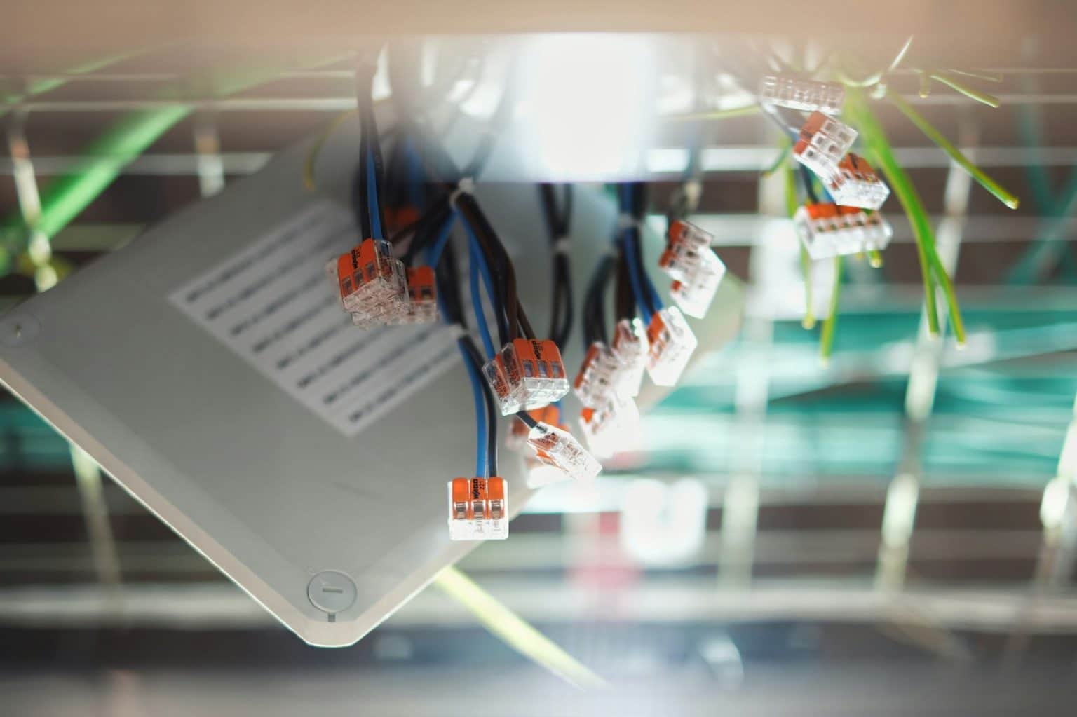 Närbild av elektriska kablar och kopplingar